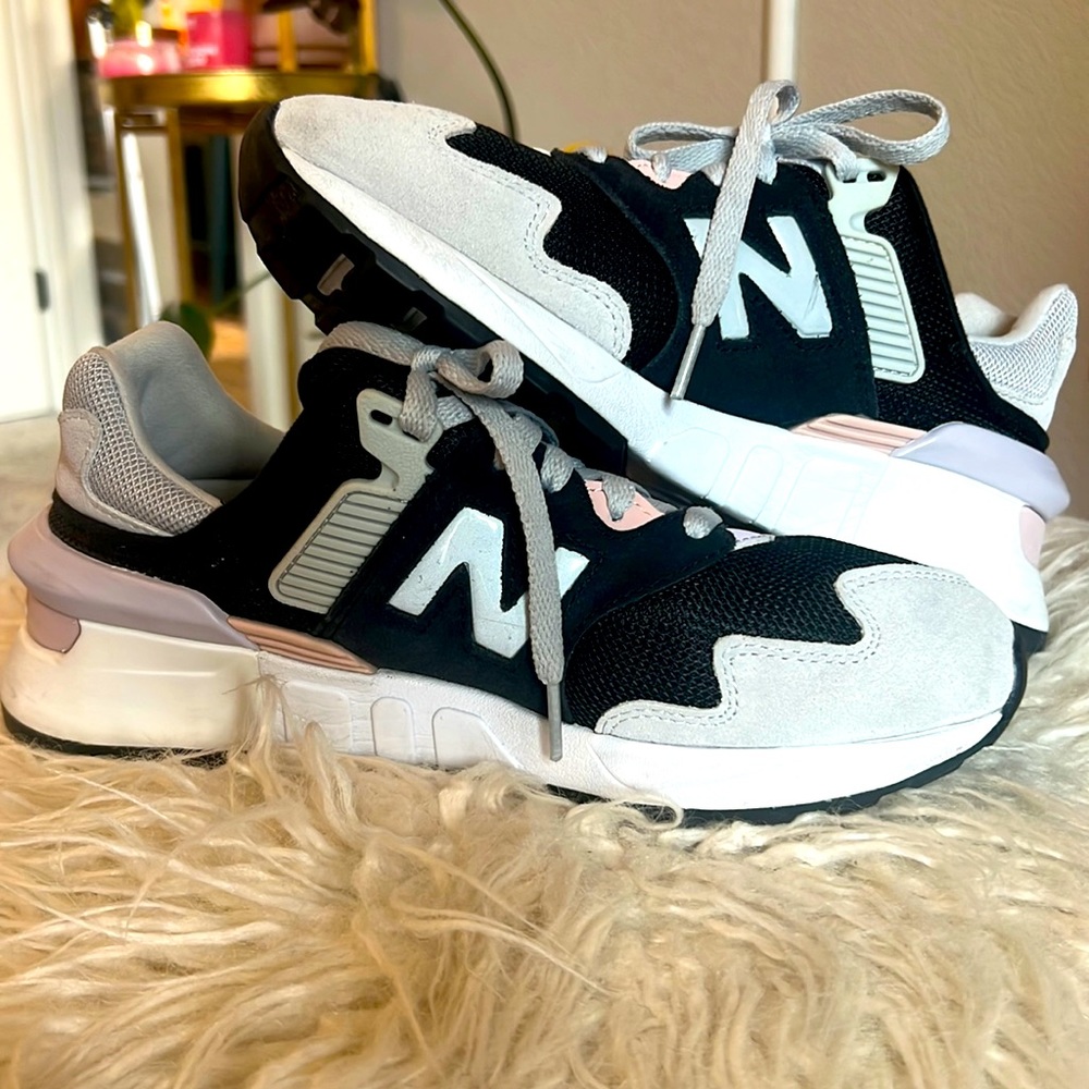 NEW BALANCE ABZORB 997S -women’s 7.5- SHOES (black, white, gray, and light pink)